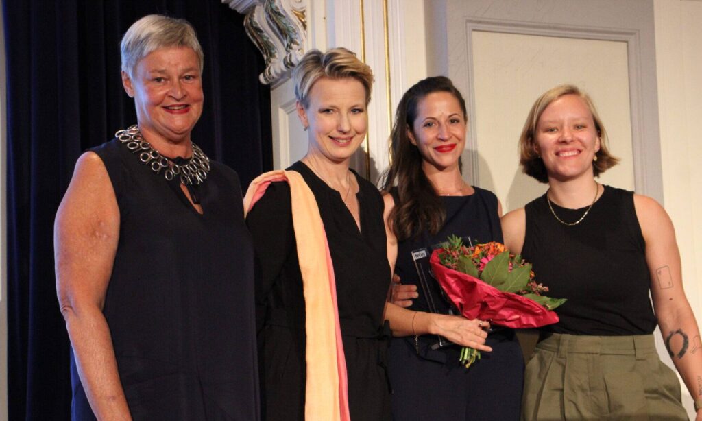 Frisch gekürt: die Thomas-Jorda-Preisträgerin 2023, Irmie Vesselsky (zweite von rechts), mit Beate Jorda, Michaela Fleck und der Thomas-Jorda-Preisträgerin 2022, Raphaela Edelbauer, bei der Preisverleihung im Festsaal das Badener Casinos.